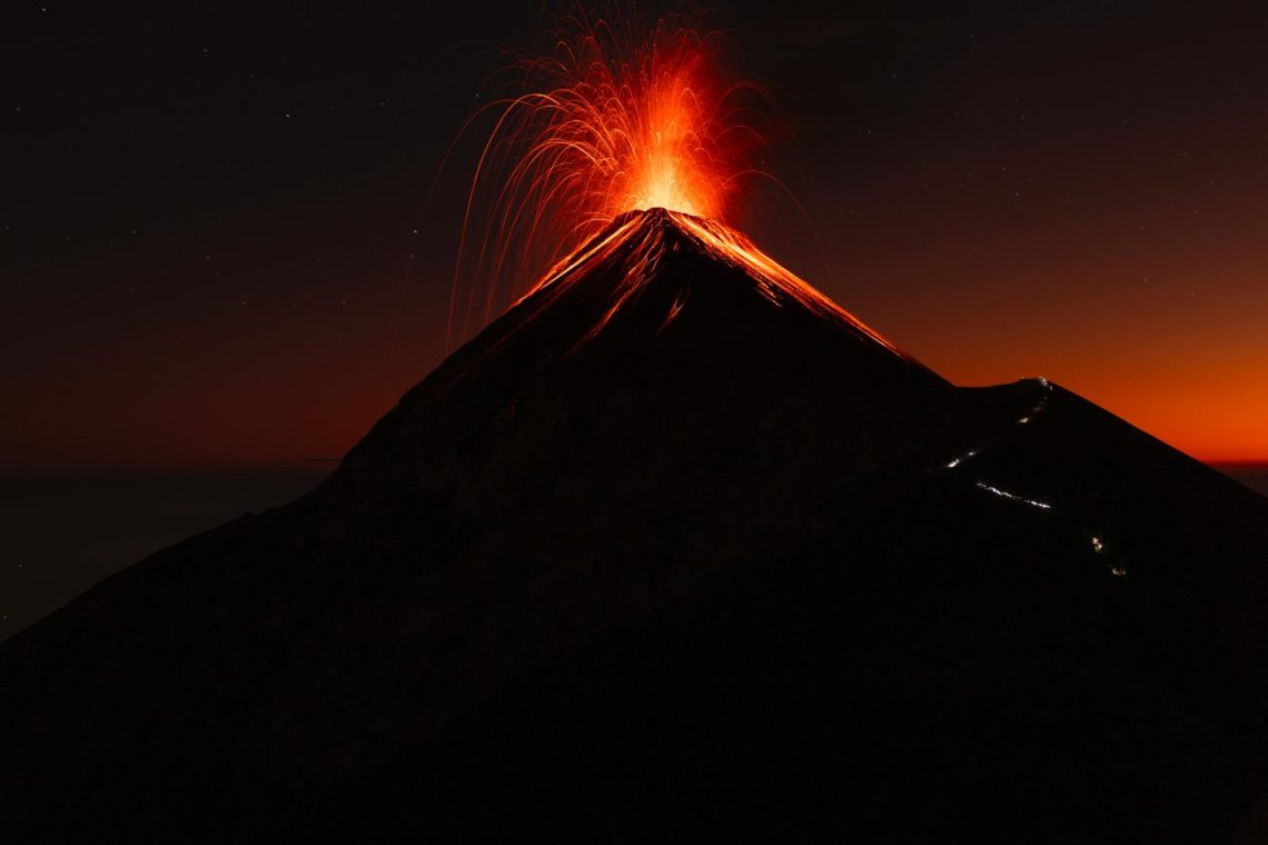 Volcan en eruption au Guatemala, Antigua