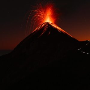 Volcan en eruption au Guatemala, Antigua
